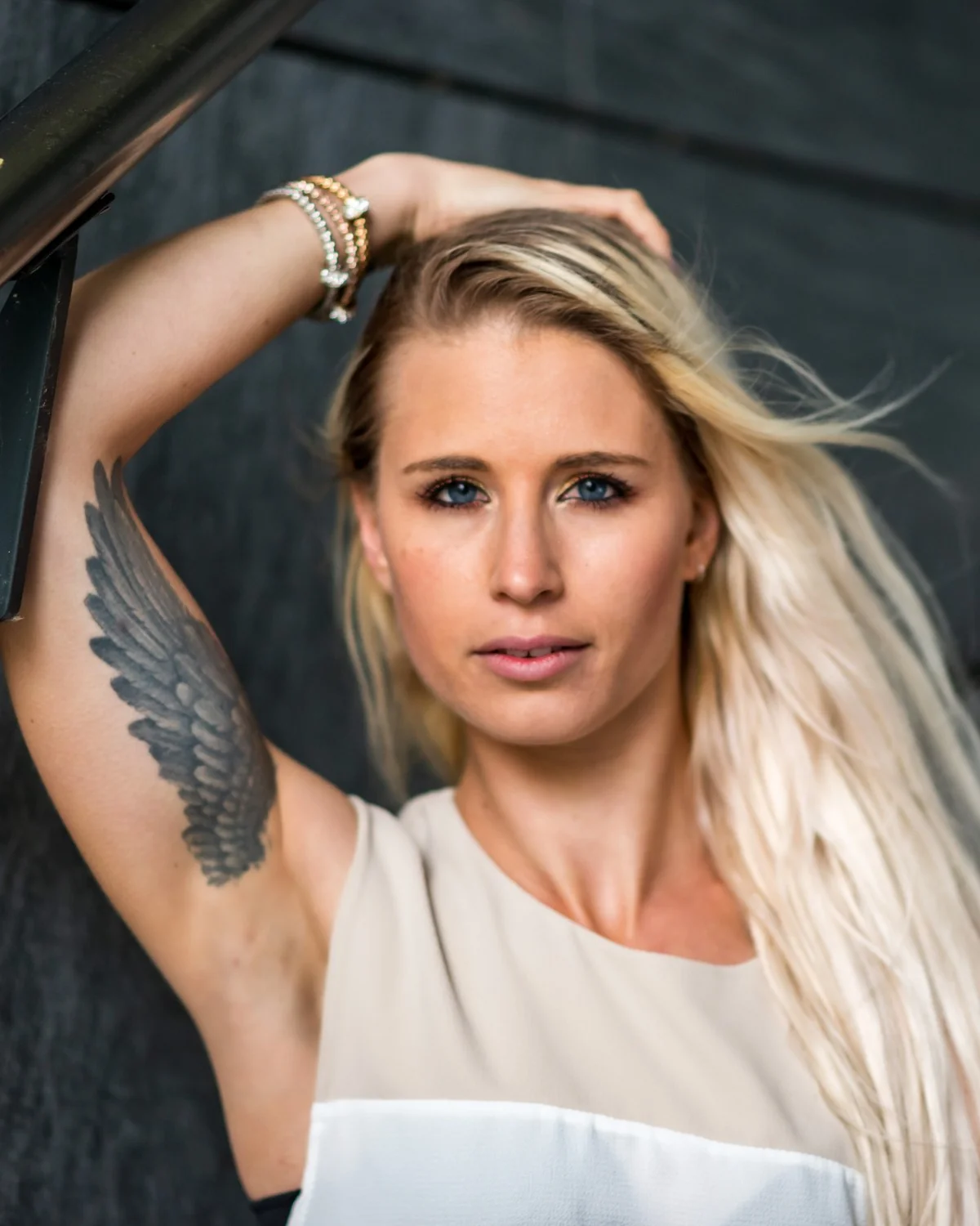 Porträt Model mit Flügel-Tattoo an Steintreppe