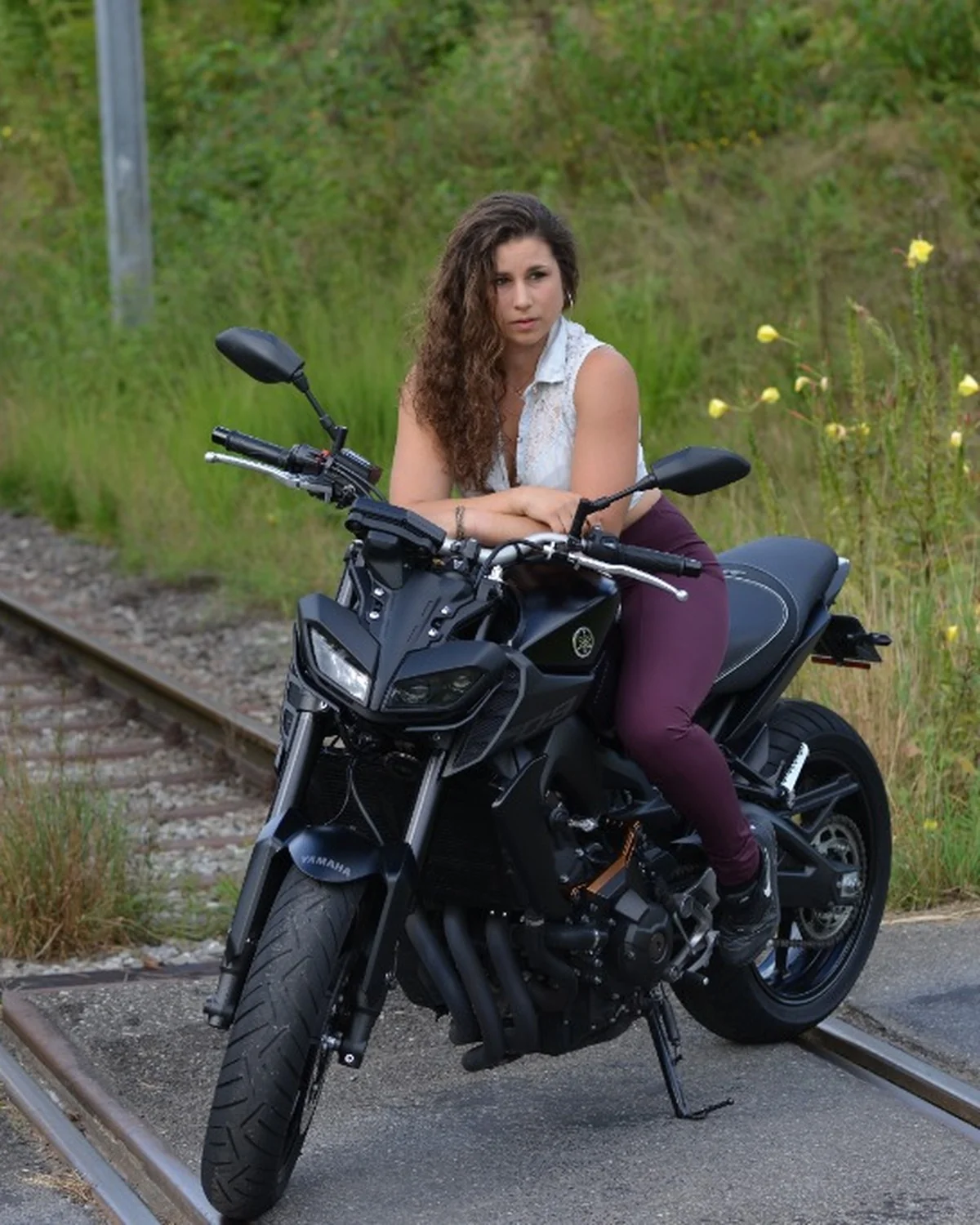 Yamaha MT-09 Motorrad und Portrait an Bahngleisen