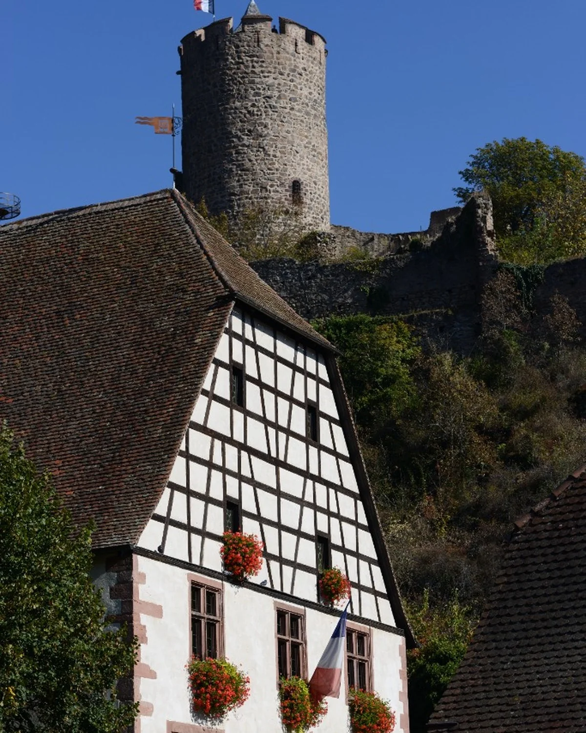 Kaysersberg Elsass historisches Fachwerkhaus und Burgturm